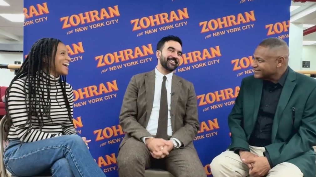 Carolina Alduey, Zohran Mamdani y José Alduey Sierra, durante la entrevista para el programa Entre Líderes, que se transmite en el Canal 33 de Nueva York.