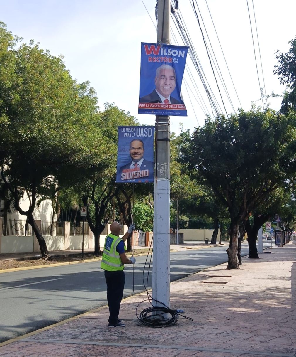 La Alcaldía del Distrito Nacional inició el operativo de retiro de propaganda irregular en espacios públicos.