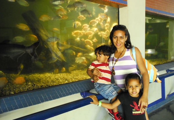 Una madre con su niña y su niño, posan para MunicipiosAlDia.com en el Acuario Nacional.