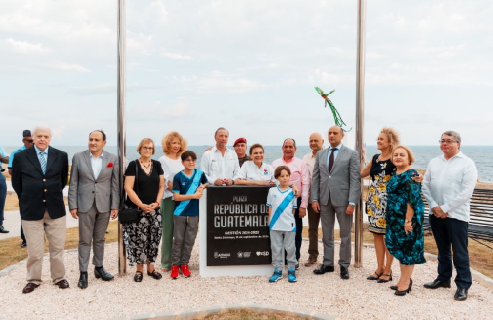 La plaza fue entregada como símbolo de la hermandad que une a los dos países.
