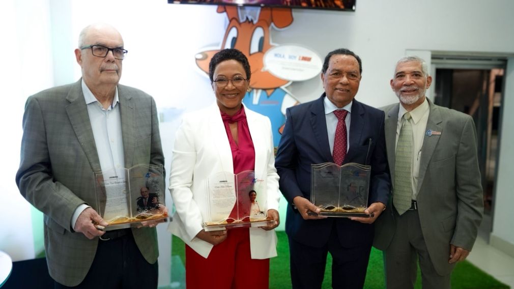 Roberto Cassá. Edith Febles y Rafael Peralta Romero, junto a Lorenzo Gómez Marín, presidente Logomarca. Foto suministrada.