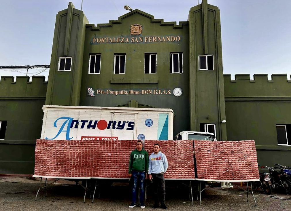 La mercancía ilícita fue encontrada camuflada dentro de cajas de envíos internacionales. Dos hombres fueron arrestados durante el operativo.