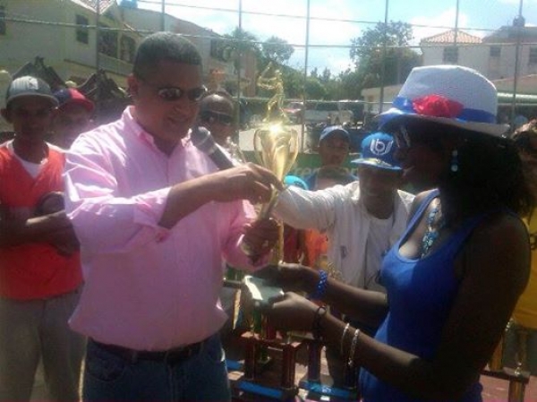 Entregan premios a ganadores torneo softbol copa independencia Maria Trinidad Sanchez 