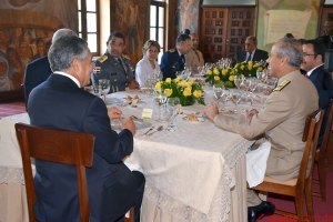 El alcalde Roberto Salcedo comparte con los altos mandos militares durante un refrigerio que siguió al encuentro.
