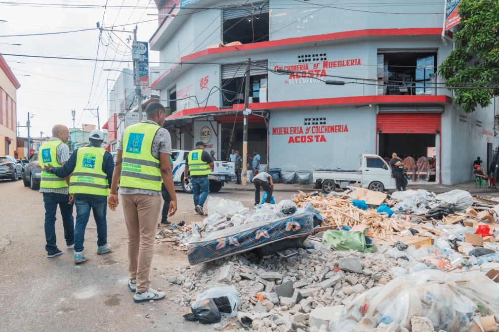 En esta fase inicial de recuperación de los espacios públicos en el sector, se logró desocupar las aceras y calles que anteriormente eran utilizadas por cuatro centros de ebanistería.