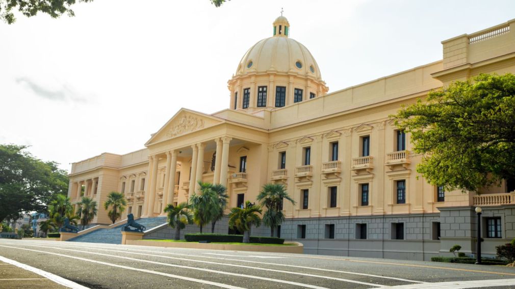 Esta transformación institucional implica también la derogación de la Ley núm. 496-06, del 28 de diciembre de 2006, que creó la entonces Secretaría de Estado de Economía, Planificación y Desarrollo.