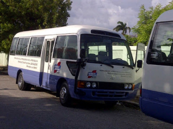 Entregan cinco minibuses a estudiantes de la Región Sur
