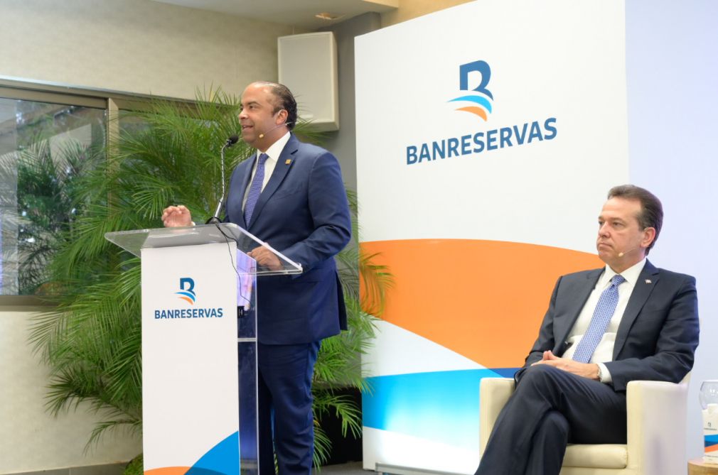 Samuel Pereyra, administrador general de Banreservas, y Víctor Bisonó, ministro de Industria y Comercio y Mipymes, durante el segundo conversatorio de la serie “Aportes de Banreservas a los Sectores Productivos” que trató sobre las zonas francas como principal foco de atracción de inversión extranjera y el apoyo que les otorga el sector financiero.