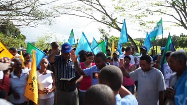 Raúl Monegro, coordinador del Falpo provincia Duarte, encabeza marcha en la comunidad de Güiza.