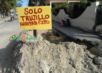 Letrero en un hoyo de la comunidad de Hatillo San Cristóbal proclama al tirano Trujillo.