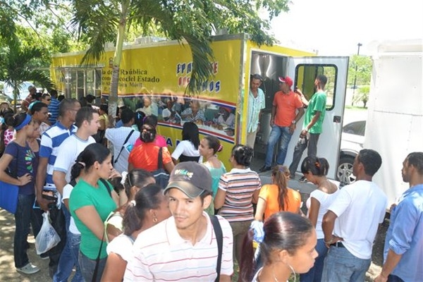 Comedores Económicos instalan Cocina Móvil en el CURSA-UASD
