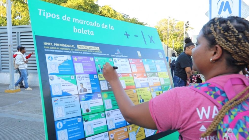 Seguidores de Leonel promocionan el voto en las 34 estaciones del Metro de SD.