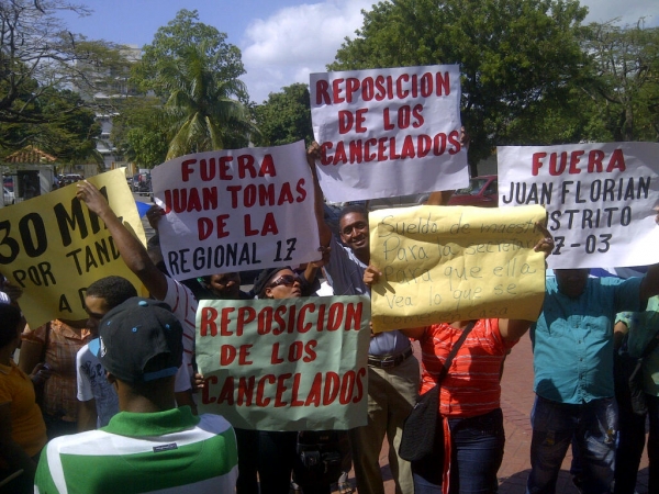 Profesores de Bayaguana manifestándose frente al Ministerio de Educación por aumento salarial.
