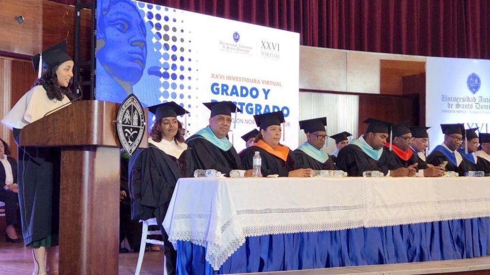 La graduanda Marielys Marte Sánchez, quien obtuvo el más alto índice, con 91.7 en la licenciatura de Educación Inicial  se dirige a los presentes.