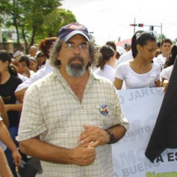 El padre Rogelio Cruz, apoyando una de las tantas manifestaciones que se producen en el país