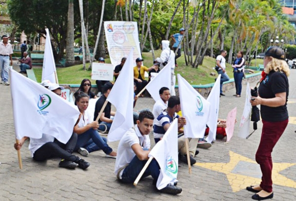 Jóvenes protestan frente al Ayuntamiento SFM cumpla ley: 