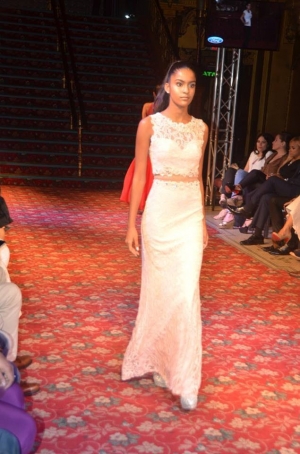 Dominicana desfila en pasarela de Uptown Fashion Week en Washington Heights : 