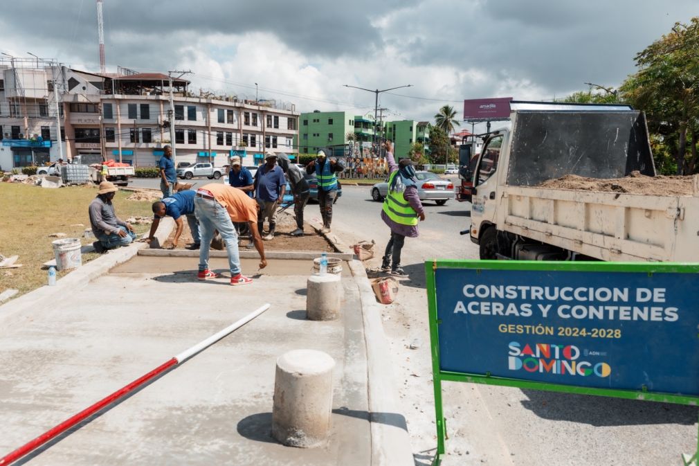 Alcaldía del DN reconstruye aceras de la rotonda de avenida Los Próceres.