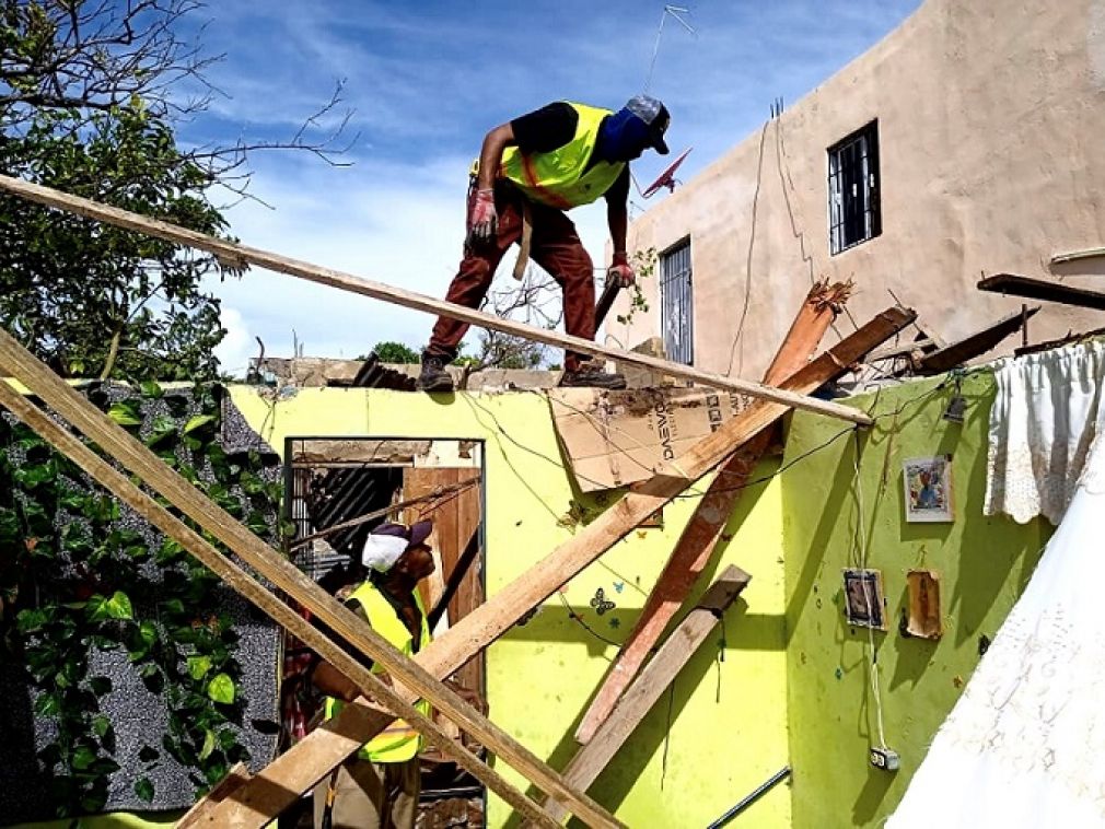 Las brigadas del MIVED trabajan en conjunto con el equipo de Dominicana se Reconstruye, un plan implementado por la institución desde el 2020 y que hasta el momento ha intervenido más de 28,000 viviendas en todo el territorio nacional.