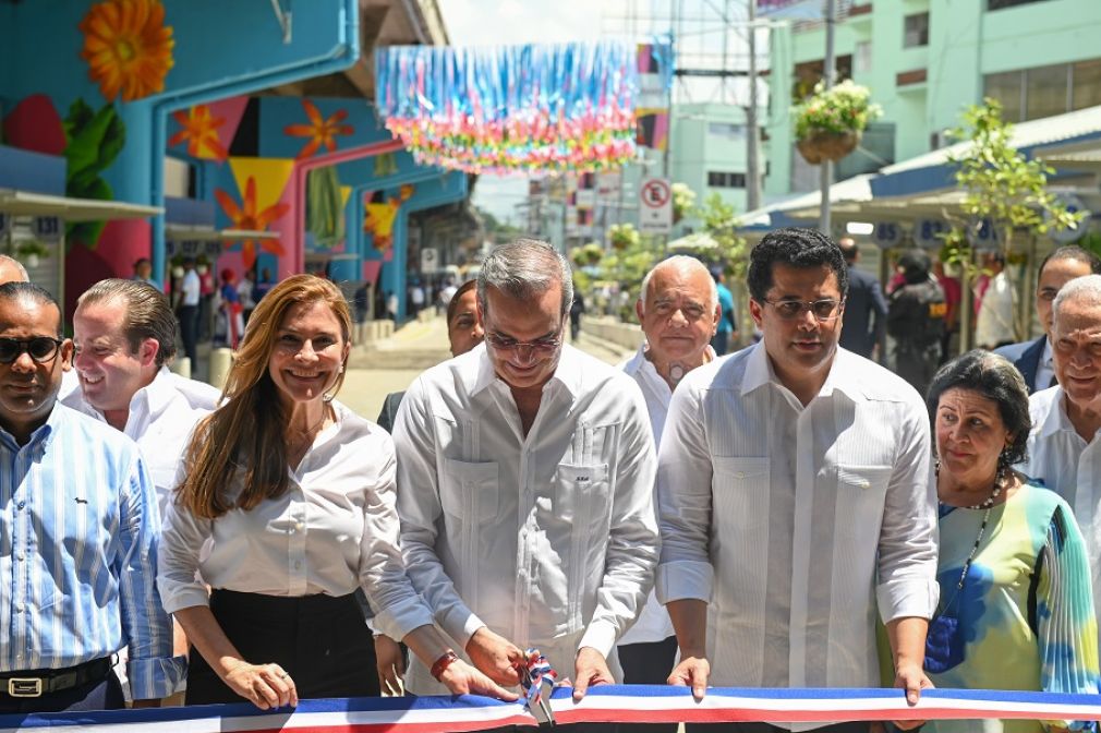 La alcaldesa del Distrito Nacional, Carolina Mejía, el presidente de la República, Luis Abinader, y el ministro de Turismo, David Collado.