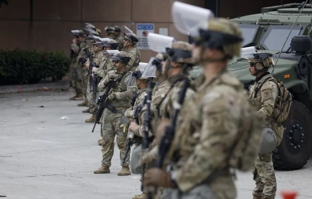 Miembros de la Guardia Nacional llegan para controlar las protestas contra las redadas migratorias en Los Ángeles, California (EE.UU.), este 8 de junio de 2025. EFE/Caroline Brehman.