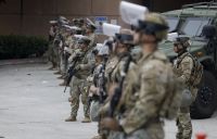 Miembros de la Guardia Nacional llegan para controlar las protestas contra las redadas migratorias en Los Ángeles, California (EE.UU.), este 8 de junio de 2025. EFE/Caroline Brehman.