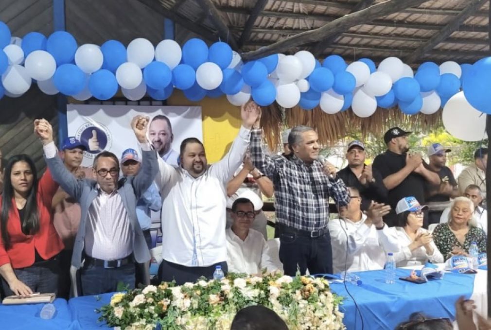 Los candidatos a alcaldes y regidores dieron proclamados por Elsido Díaz, presidente del Partido MODA.