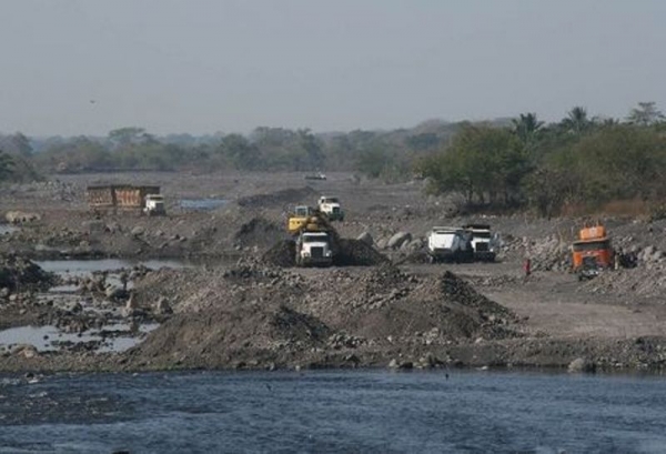 Iglesias llaman a Medio Ambiente detener extracción materiales ríos y playas en Miches