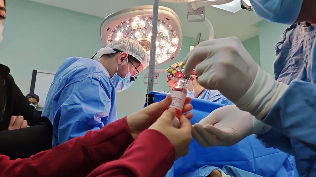 Médicos realizan trasplante de órganos a paciente.