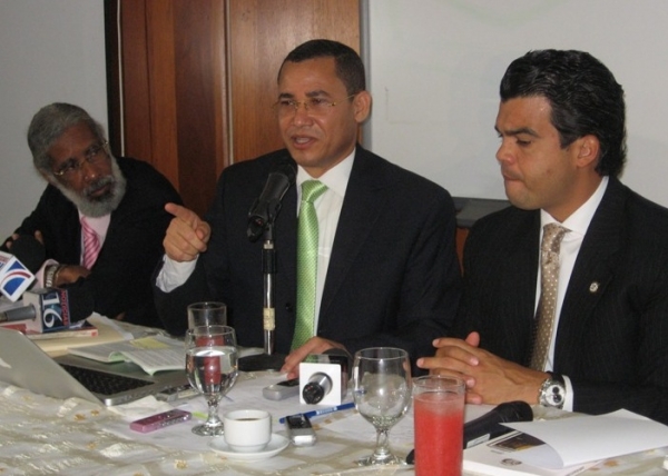 La Comisión permanente de la Desarrollo Humano de la Cámara de Diputados, se ha intesado por investigar que esta ocurriendo en la Junta Central Electoral con miles de dominicanos de ascendencia haitianas, que han sido despojados de su nacionalidad en franca violación a las leyes dominicanas. En la gráfica Eddy Olivares miembro titular de la JCE, da explicaciones sobre el problema que dijo no debió suceder nunca en el organismo del registro civil.