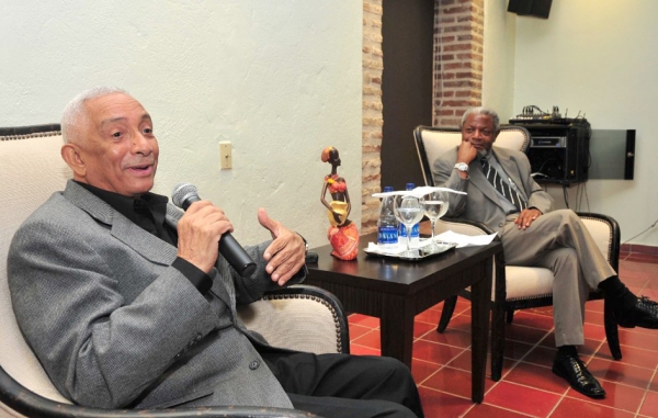 El maestro Solano, junto a Juan Freddy Armando, gerente de Cultura del Banreservas, durante el conversatorio en el Centro Cultural Banreservas.