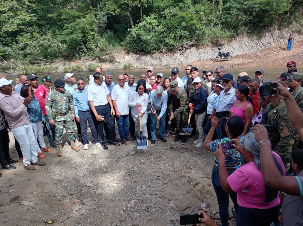 Encabezaron el acto Eduardo Estrella, ministro de Obras Públicas y Comunicaciones y teniente general Carlos Antonio Fernández Onofre, ERD, ministro de Defensa.