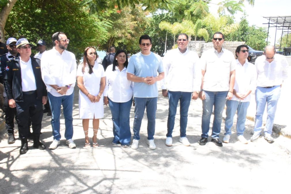 Minoru Matsunaga, director general de POLITUR; los diputados Jorge Cavoli y Sonia Espino; Amada López, gobernadora, David Collado, ministro de Turismo; Lenin Melo, alcalde; Starlin Vásquez, diputado; Hostos Risik presidente RD Vial y José Ramón Reyes viceministro Costero y Marino de Medio Ambiente.