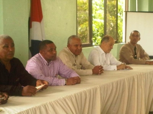El presidente de CODOPESCA Francisco Frias Oliverea, encabeza la mesa de reunión junto a Max Puig, invitado especial al encuentro