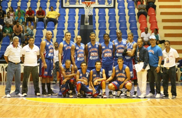 Equipo La Cancha, campeón del torneo 2012 del baloncesto de Moca. 