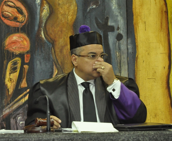 Juez de instrucción especial de la Suprema Corte de Justicia (SCJ), Alejandro Moscoso Segarra gesticula coincidencialmente como si algo oliera mal durante el juicio que se ventila al senador del PLD, Felix Bautista.