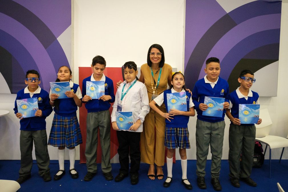 El poemario Más allá de la visión, una obra impresa en tinta y braille, fue escrita por niños y niñas no videntes de México y República Dominicana. 