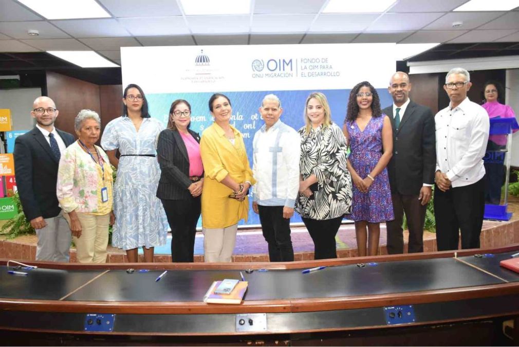 Al centro, Domingo Matías, viceministro de Ordenamiento Territorial y Desarrollo Regional del Ministerio de Economía, Planificación y Desarrollo, y Alba Goycoechea, jefa de Misión de la OIM en República Dominicana, junto a los representantes de las entidades que integran el comité directivo del proyecto Ordenamiento Territorial y Gestión Integral del Riesgo para Aumentar la Resiliencia ante la movilidad por desastres, degradación ambiental y cambio climático en la República Dominicana.