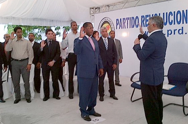 Hiddekel Morrison juramentándose con Miguel Vargas.