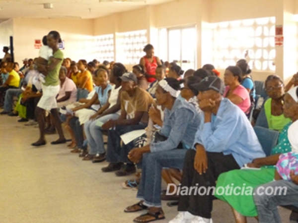 Pacientes en la sala de espera del hospital Musa en San Pedro de Macoris.