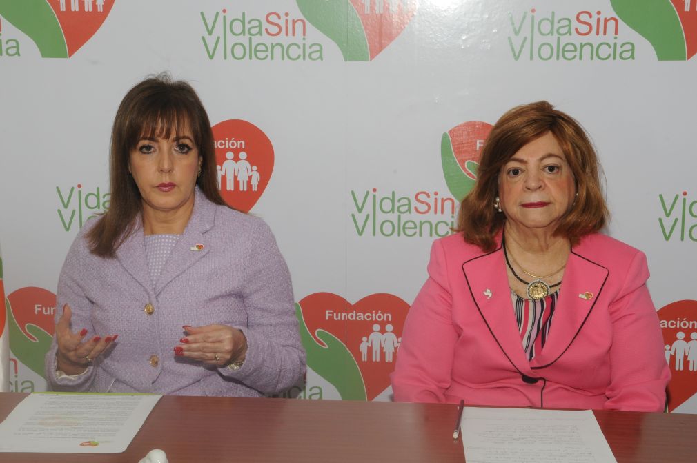 Yanira Fondeur de Hernández, presidenta de la Fundación Vida sin Violencia y Mildred Josefina Bergés de Sánchez, vicepresidenta de Funvida.