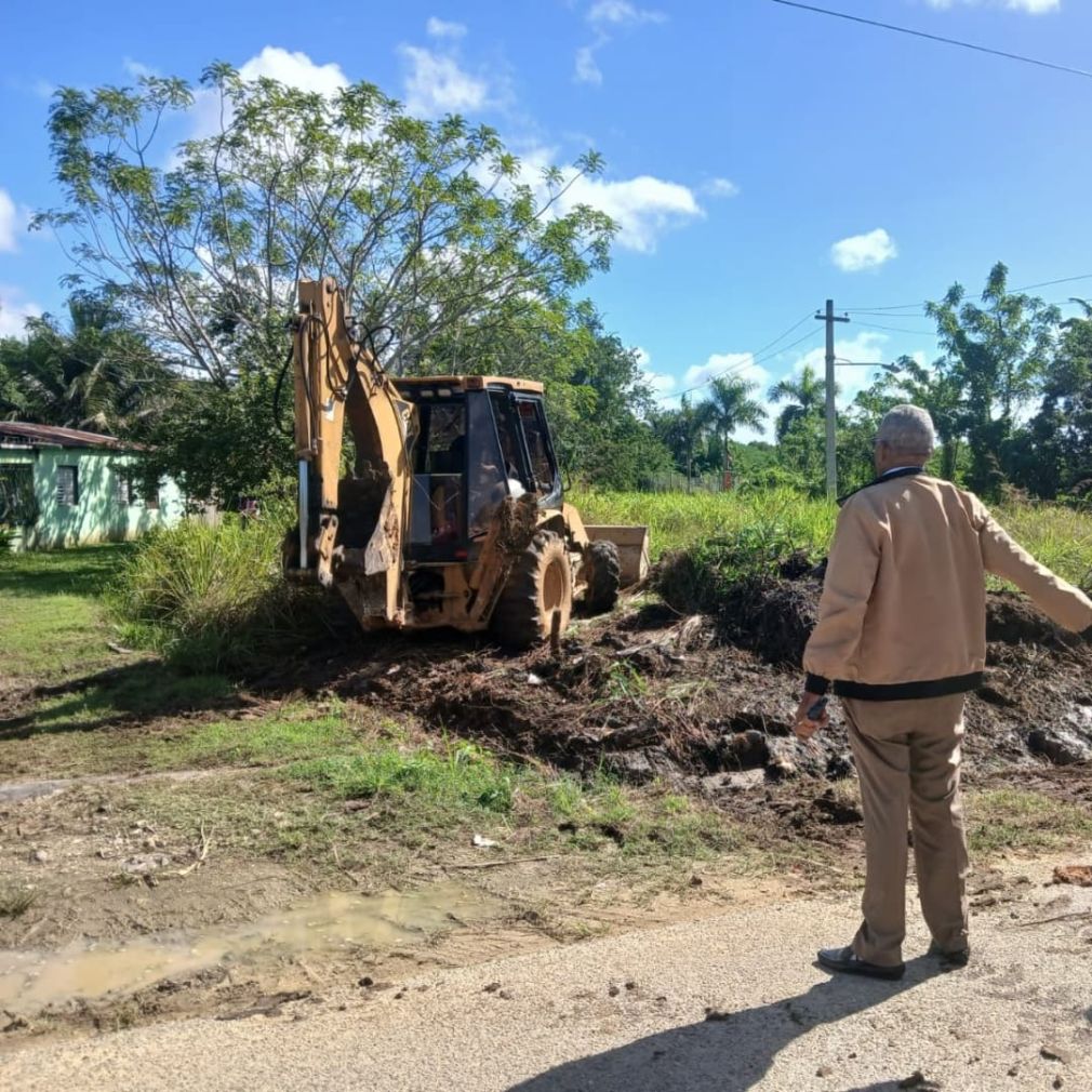 Hato Viejo inicia jornadas de limpieza y deshierbe en el centro del distrito municipal.