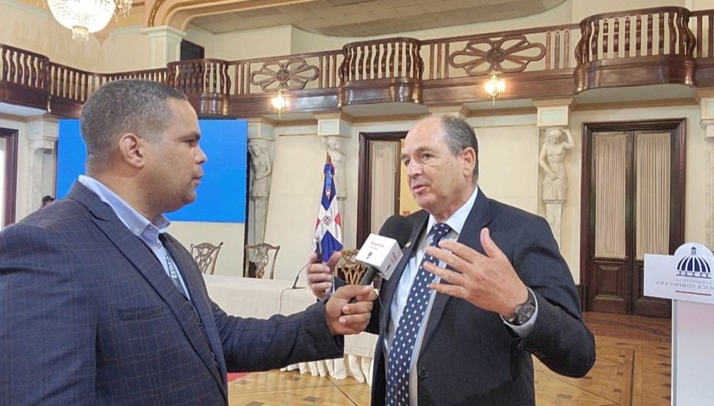El periodista Moisés González y Daniel Biran, embajador de Israel en la República Dominicana,