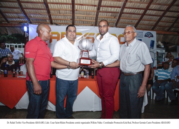 Cesar Saint Hilaire, presidente del comité organizador; recibe la Copa Kola Real de manos de Wilkins Núñez. Observan Germán Castro, presidente Abasado, y Rafael Toribio.