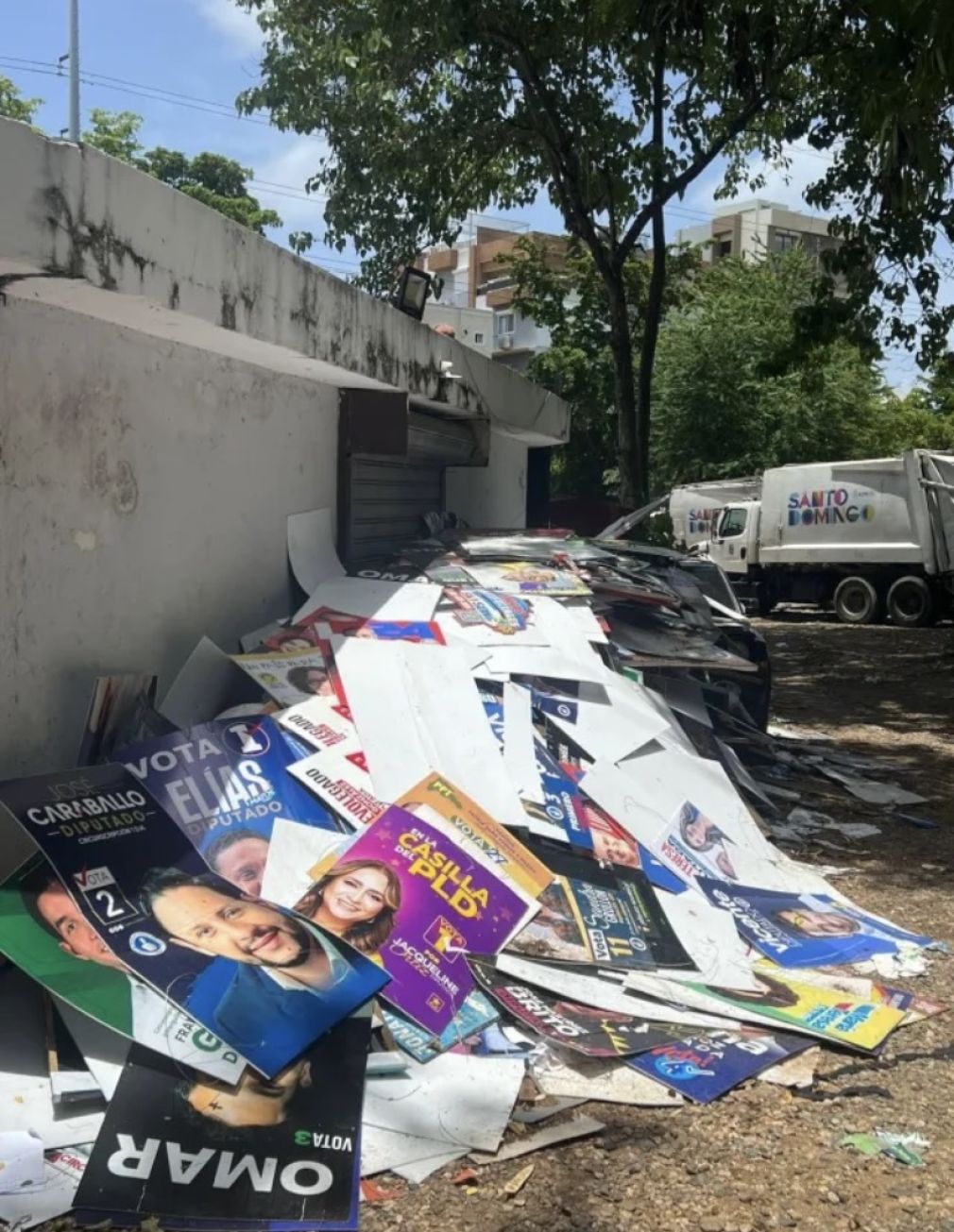 Ayuntamiento retira propaganda política de calles del Distrito Nacional.