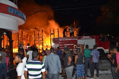 Al lugar se presento la unidad del Cuerpo de Bomberos del municipio, la cual debió ser socorrida por otras unidades de Barahona y del municipio Polo.