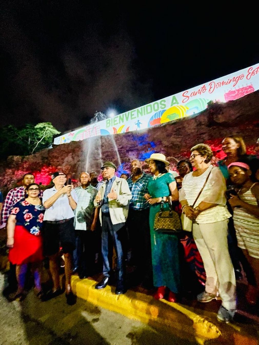 Además de la fuente y el letrero de entrada, también fue acondicionado todo el entorno, incluyendo pintura de contenes y señalización del área.