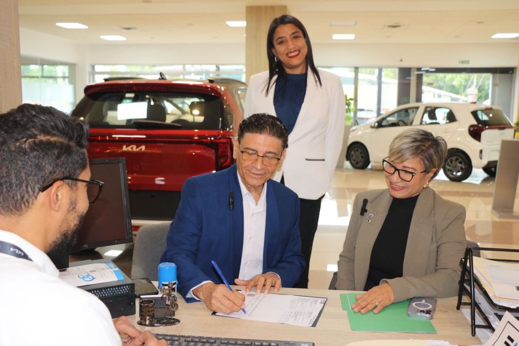 El acto tuvo lugar en las instalaciones del Grupo Viamar en la ciudad de Santo Domingo, donde también participó el Sr. David Santana, en representación de la empresa automotriz. En la foto Bismarck Morales, Morrice Aponte Montanus e Hilda Peguero.