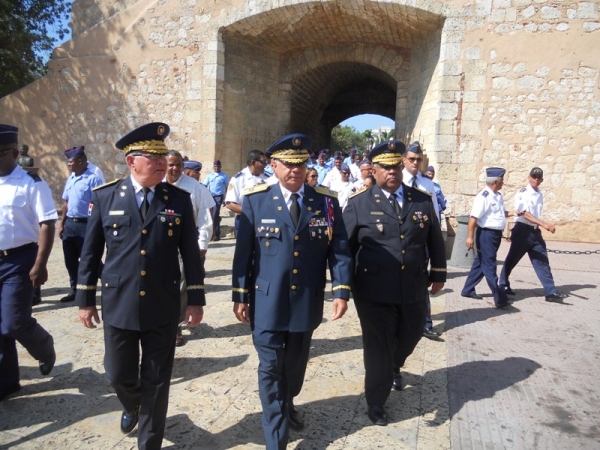 Miembros de los Bomberos de Santo Doinigo y el Distrito Nacional, saliendo del Altar de la patria donde depositaron una ofrenda floral en honor de su dia, ayer.