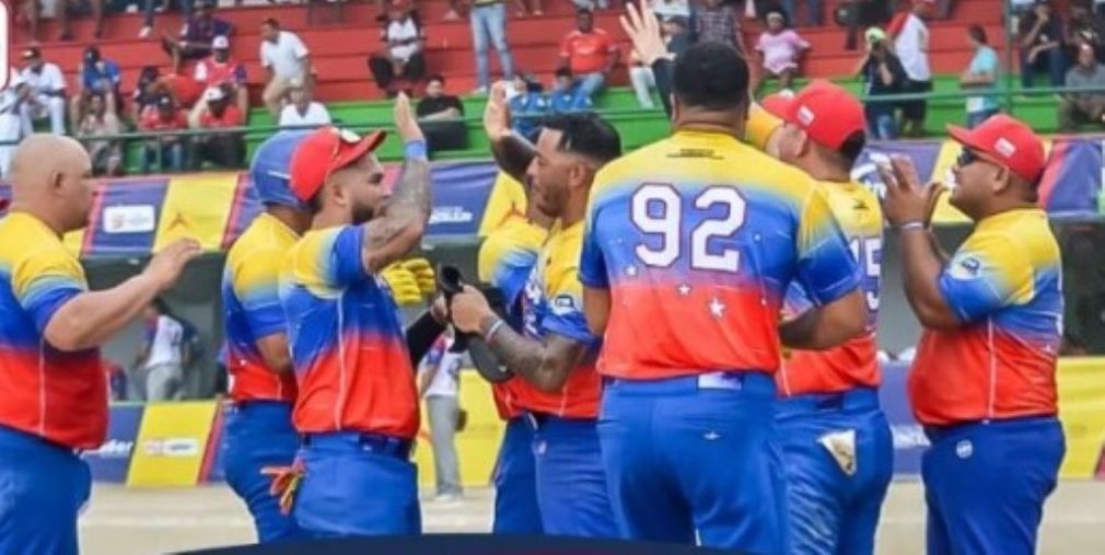 Venezuela celebra la victoria 11-7 en la tercera jornada del Campeonato Panamericano de Softbol que se celebra en Colombia y que clasifica a la fase de grupos de la Copa Mundial que será en septiembre en Hong-Kong, China. (Foto/WBSC-Softbol América).
